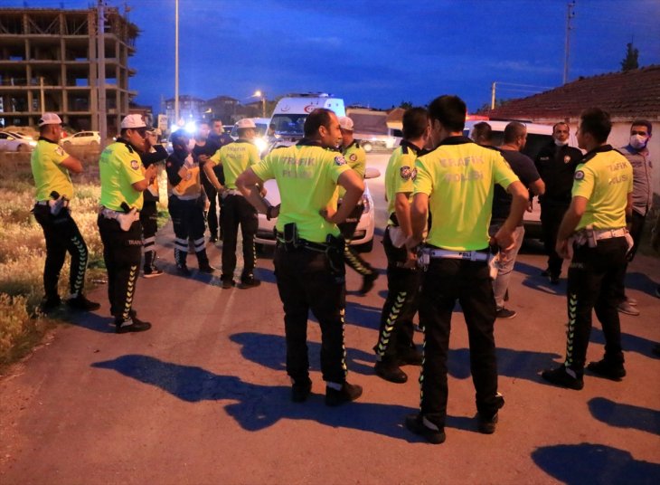 Polisin 'dur' ihtarına uymayan otomobil sürücüsü bekçiye çarptı