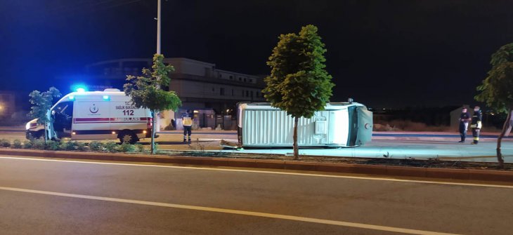 Konya’da otomobilin çarptığı servis aracı devrildi: 7 yaralı