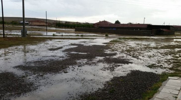 Konya’da ekili alanları dolu vurdu! Evler ve ahırlar sular altında kaldı