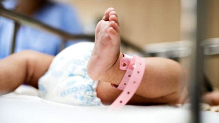 Bebeğini 5 bin dolara satmaya çalışan çift gözaltına alındı