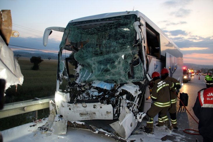 Yolcu otobüsü Konya plakalı kamyona arkadan çarptı: Ölü ve yaralılar var