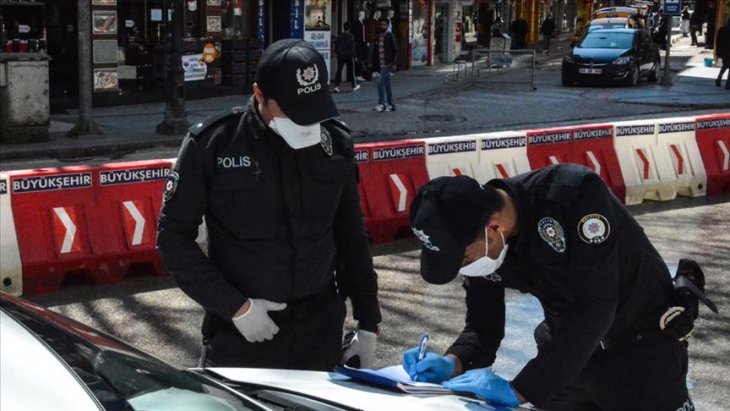 Konya’da sosyal mesafe kuralını ihlal eden 4 kişiye ceza