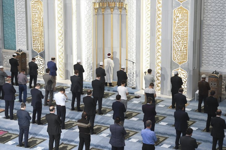 Diyanet İşleri Başkanı Erbaş, Ahmet Hamdi Akseki Camisi'nde sabah namazı kıldırdı