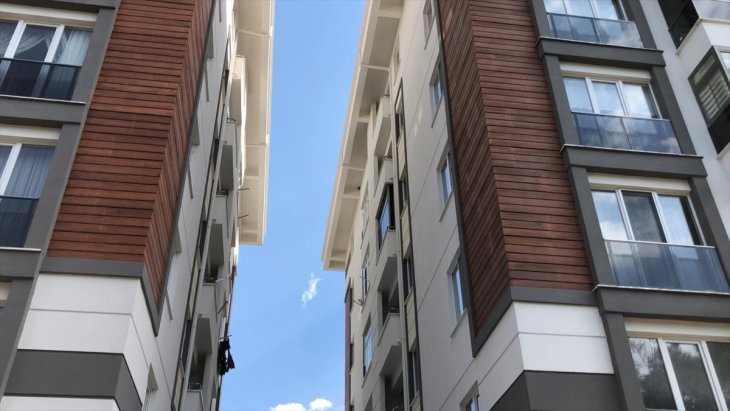 Dördüncü kattan beton zemine düşen kadın yaralandı