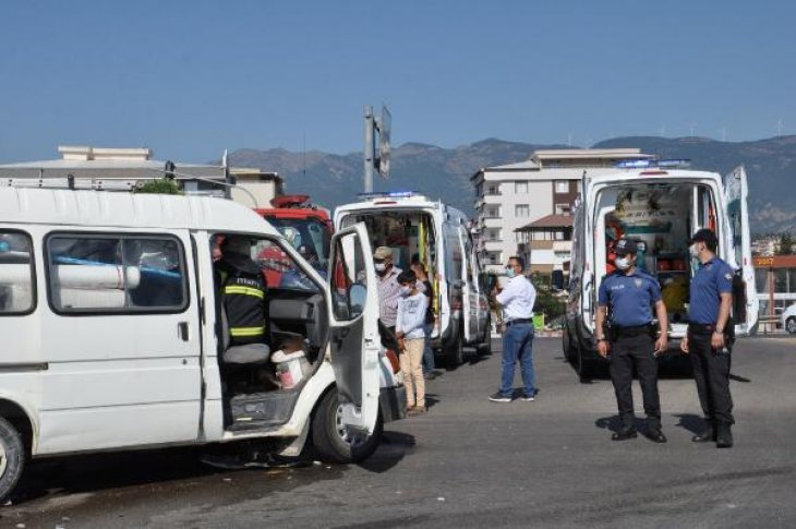 Tesadüfün böylesi! Farklı düğünlere giden iki minibüs çarpıştı: 11 yaralı