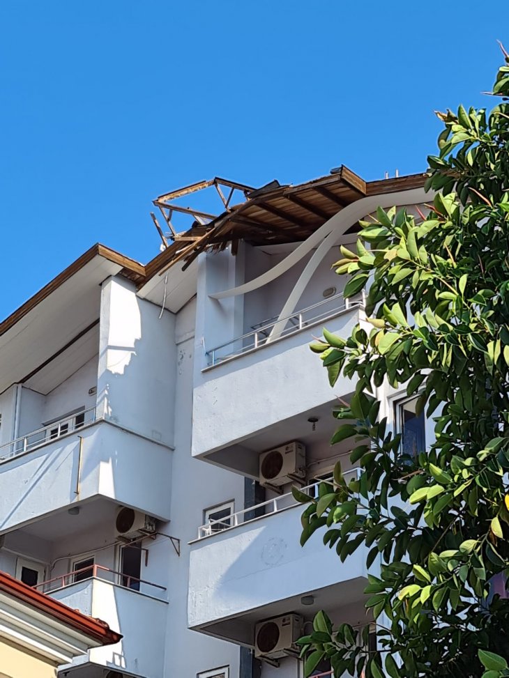 Bahçede oturan gençlerin üzerine su deposu düştü: 1 ölü