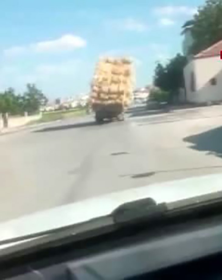 Aşırı saman yüklü kamyonet böyle devrildi