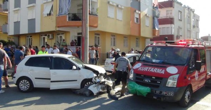 İki otomobil çarpıştı, 7 kişi ölümden döndü