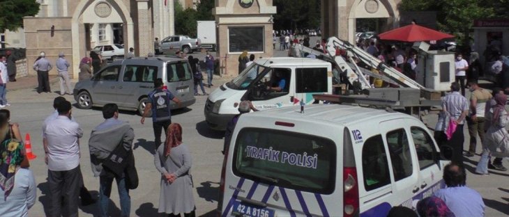 Konya'da yanlış okula giden öğrenciyi emniyet müdürü makam arabasıyla sınava yetiştirdi