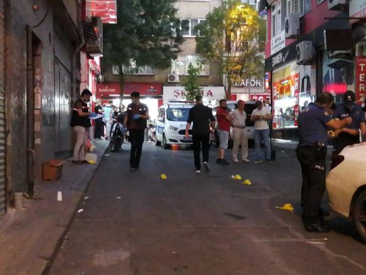 Motosikletle geldi, silahlı ateşleyip kaçtı: Biri çocuk 3 yaralı