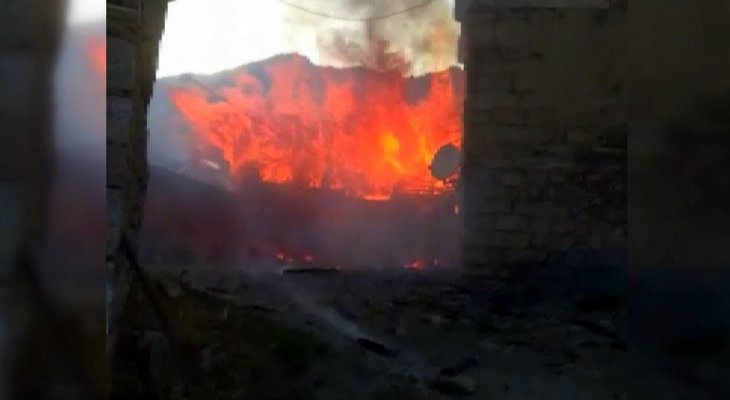 Evde çıkan yangın yayılınca toplam 6 ev, samanlık ve ahır kül oldu