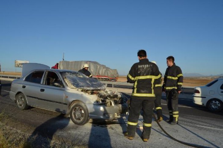 Kamyonete çarpan araç araç alev aldı, sürücüyü yakındaki polisler kurtardı