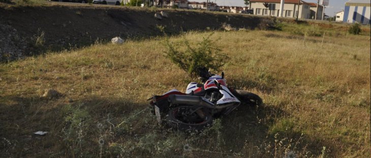 Konya'da yarış motosikleti şarampole uçtu: 2 ağır yaralı