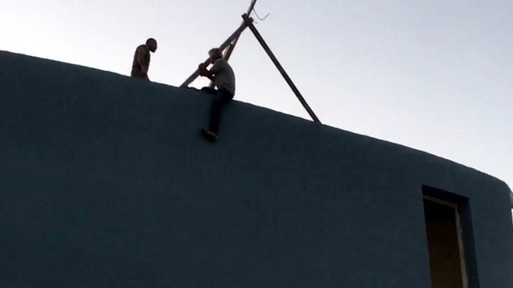 Konya’da bir işçi, parasını alamayınca çalıştığı inşaatın tepesine çıktı