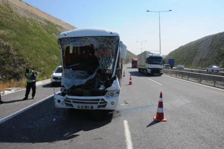 İşçi servisi kamyonla çarpıştı, 13 kişi yaralandı