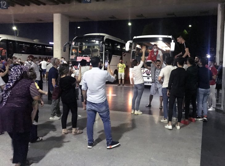 Uyarılar hiçe sayıldı! Asker uğurlaması yapanlar sosyal mesafe kuralına uymadı