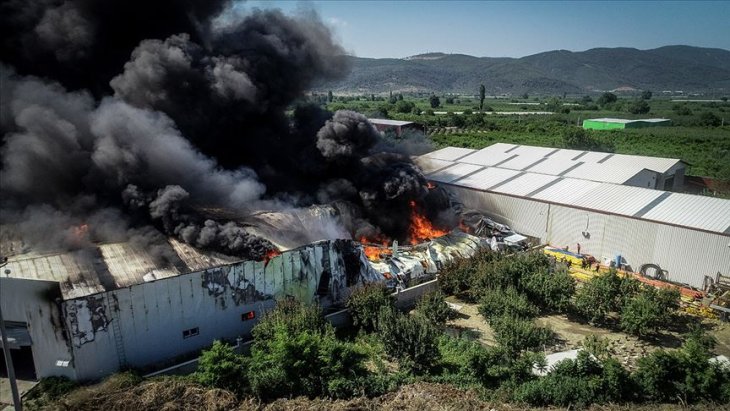 Bursa'dan korkutan görüntü! Bitişik 3 depoda yangın çıktı