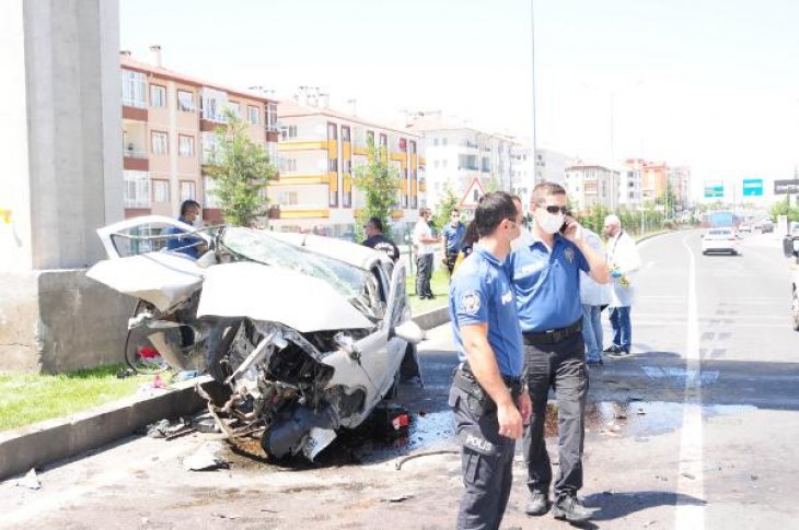 Otomobil üst geçidin ayağına çarptı, sürücüsü olay yerinde can verdi