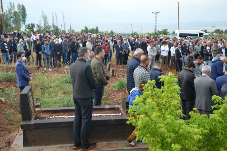 Almanya'da Ren Nehri'nde boğulan anne ve oğlu Muş'ta toprağa verildi
