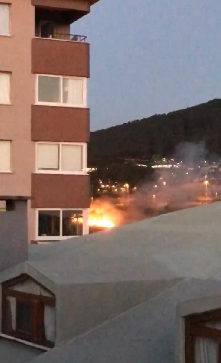 Asker konvoyunda atılan havai fişek kışlada yangın çıkardı