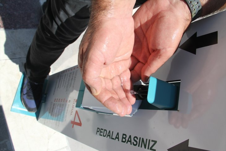 Konya'da öğrenci ve öğretmenler ayak pedallı dezenfektan makinesi üretiyor
