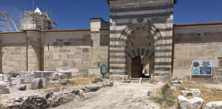 Konya’daki kervansarayın restorasyonu sırasında tarihi bir yapıya rastlandı