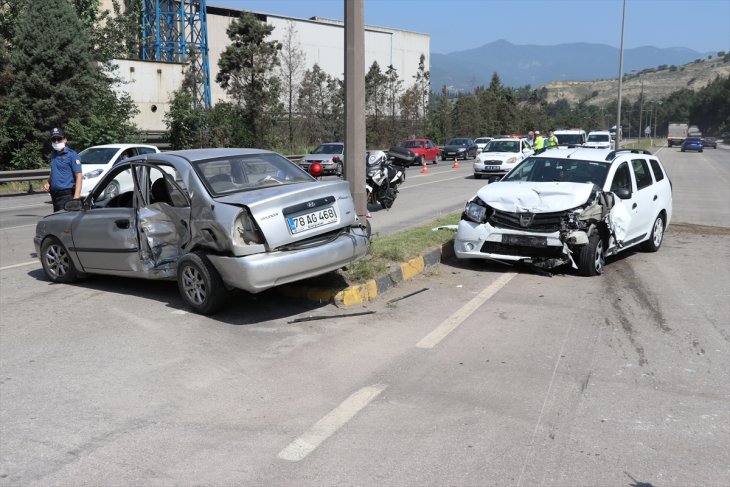 İki otomobil çarpıştı: 2'si çocuk 7 yaralı