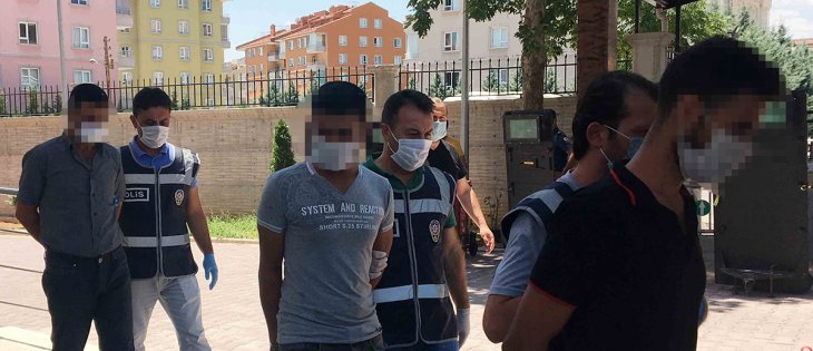 Konya polisi, Şanlıurfa’ya kadar izlerini sürüp 80 yaşındaki kadını dolandıranları yakaladı