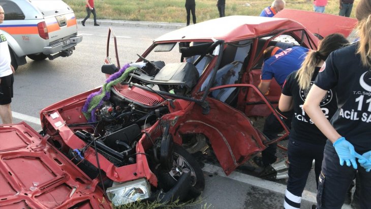 Çarpışan otomobiller hurdaya döndü: 2 ölü, 2 ağır yaralı