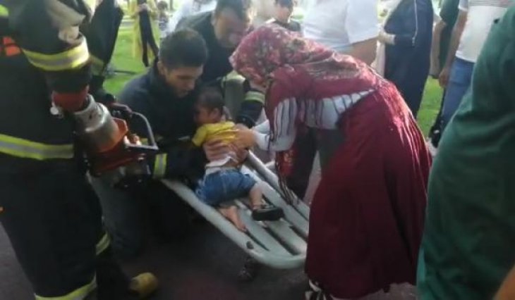 Ayağı parktaki spor aletine sıkışan çocuğu itfaiye kurtardı