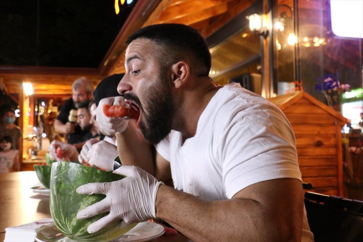 Bu da çay kaşığıyla karpuz yeme yarışması