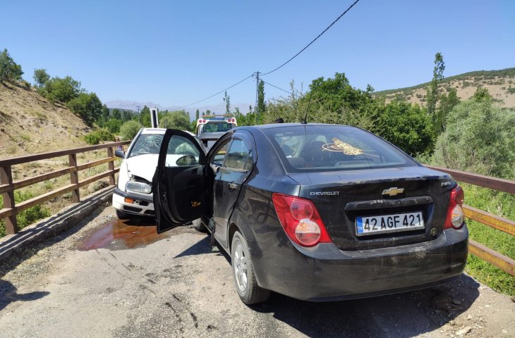 Konya’da iki otomobil köprü üstünde çarpıştı: 4 yaralı