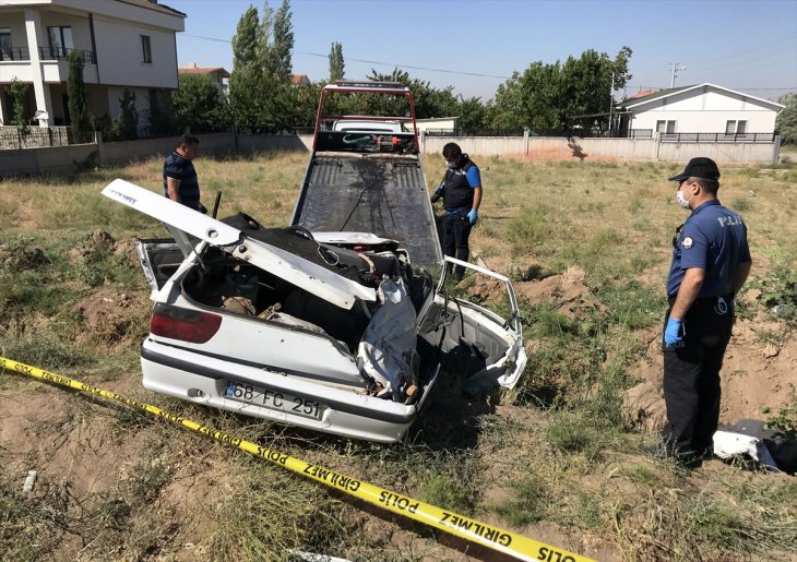 Aksaray'da otomobil devrildi: 1 ölü, biri ağır 4 yaralı