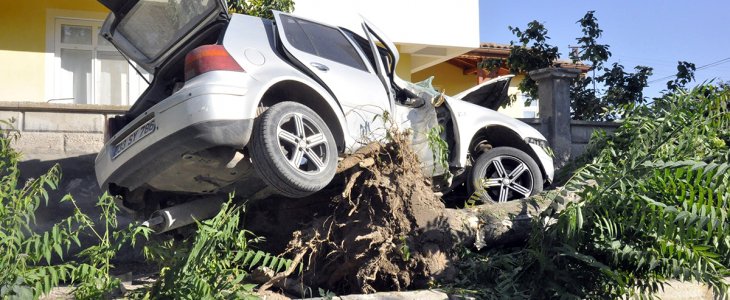 Karaman’da otomobil, çarpıp devirdiği ağacın üzerinde kaldı