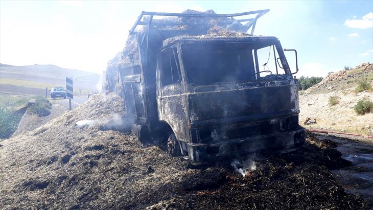 Saman yüklü kamyonet yangında kül oldu