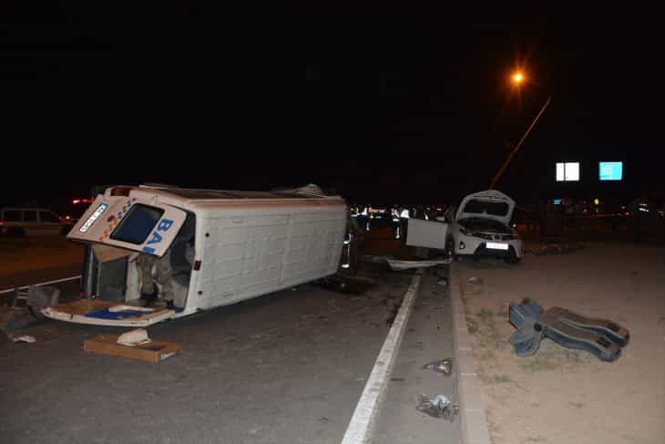 Minibüs ile otomobil çarpıştı: 2 ölü, 16 yaralı