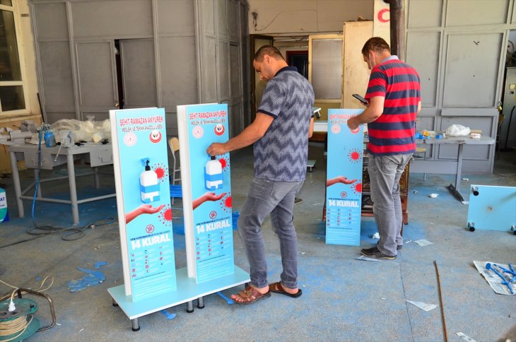 Konya'da öğretmenler pedallı antiseptik standı üretiyorlar
