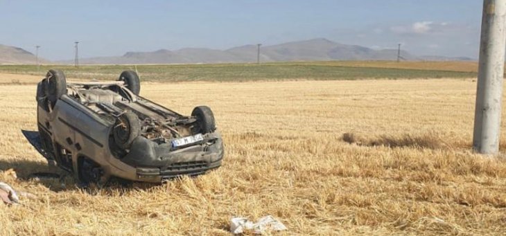 Konya’da yoldan çıkan hafif ticari araç devrildi, 4 kişi ölümden döndü