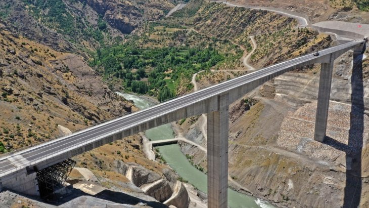 165 metre yüksekliği ile Türkiye'nin en yüksek köprüsü