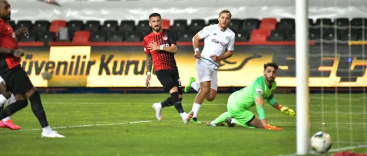 Konyaspor VAR'dan gelen penaltı kararıyla 2 dakikada yıkıldı!
