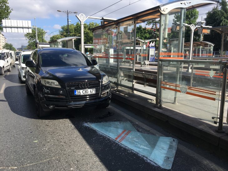 Tramvay durağının koruma camı, seyir halindeki cipin üzerine düştü