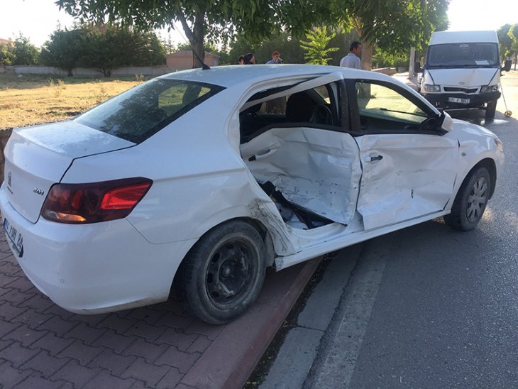 Kulu'da minibüsle çarpışan otomobilin sürücüsü yaralandı
