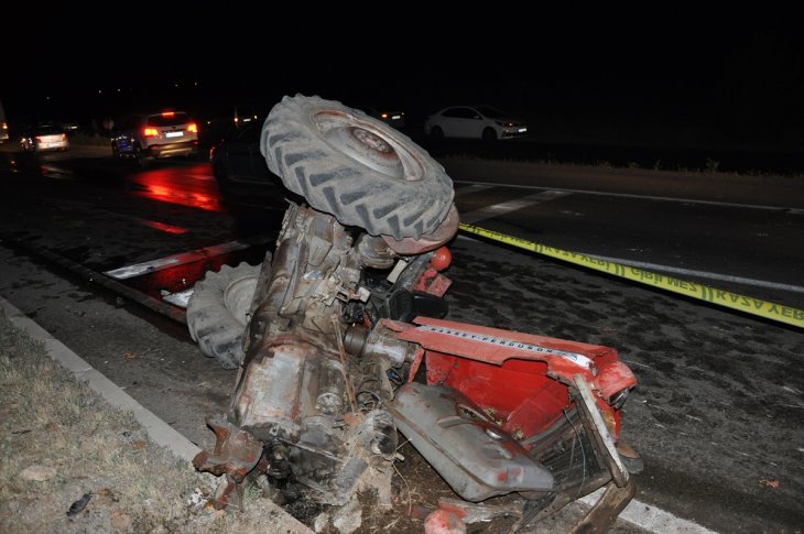Traktör iki araçla çarpışıp devrildi, sürücü yaşamını yitirdi