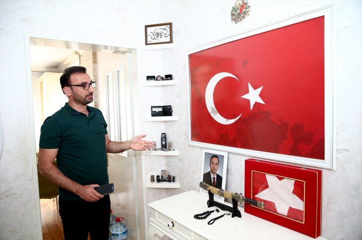Şehidimizin kanının bulunduğu Türk bayrağına gözleri gibi bakıyorlar