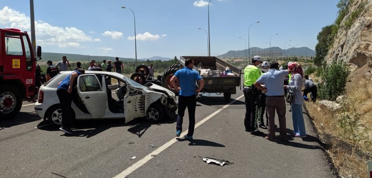 Konya’da traktör otomobille çarpıştı: 4 yaralı