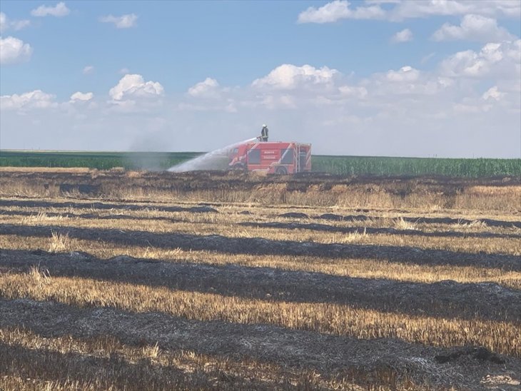 Konya'da hasat yapılan tarlada yangın çıktı