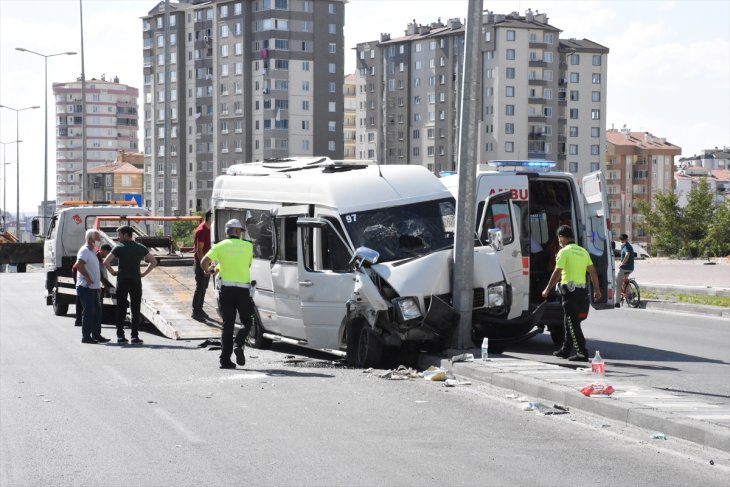 Servis minibüsü direğe çarptı, 10 işçi ölümden döndü