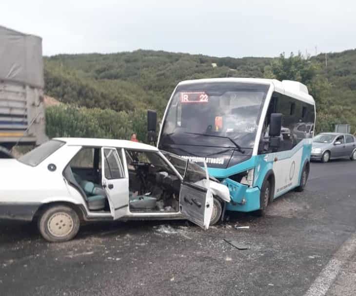 Yolcu minibüsü otomobille çarpıştı! Kaza anı kamerada