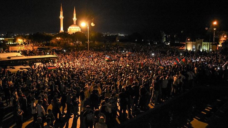 Azerbaycan'da halk seferberlik talebiyle Milli Meclisin önünde toplandı