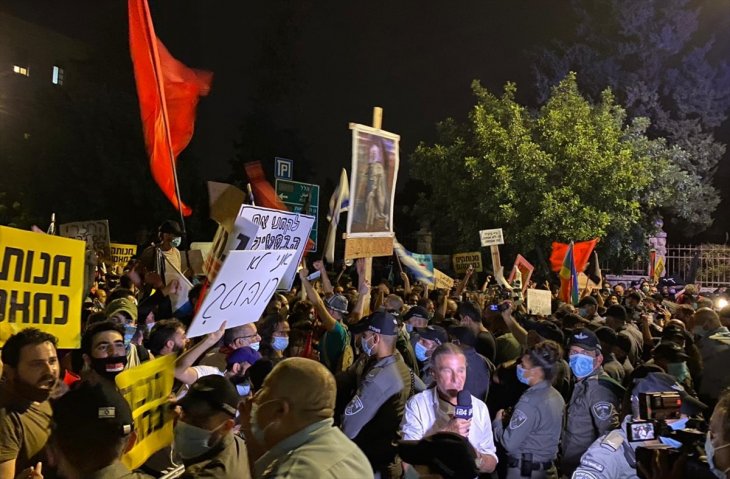 İsrailliler Başbakan Netenyahu'nun konutunu bastı